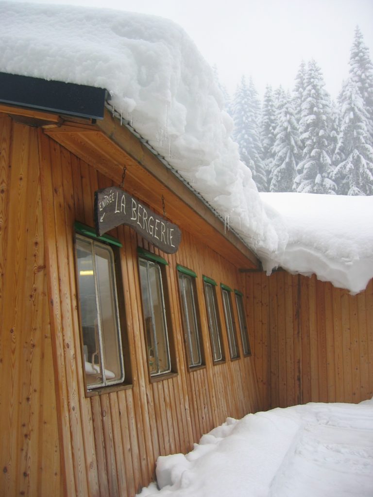 Bergerie sous de grandes neiges du ski club du domaine alpin du Barioz