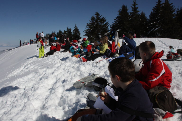 Pause déjeuner pour les jeunes skieurs sur le domaine alpin du ski club du Barioz