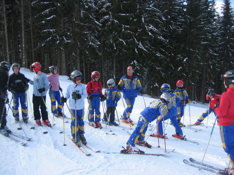 Apprentissage du ski sur les piste du ski club du domaine alpin du ski club du Barioz