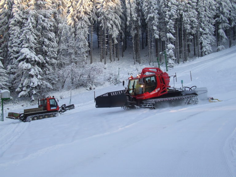 Chasse neige en action sur les pistes de ski du domaine alpin du ski club du Barioz