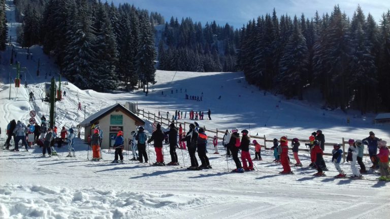 Groupe de skieur a la queue leu leu sur le domaine alpin du ski club du Barioz