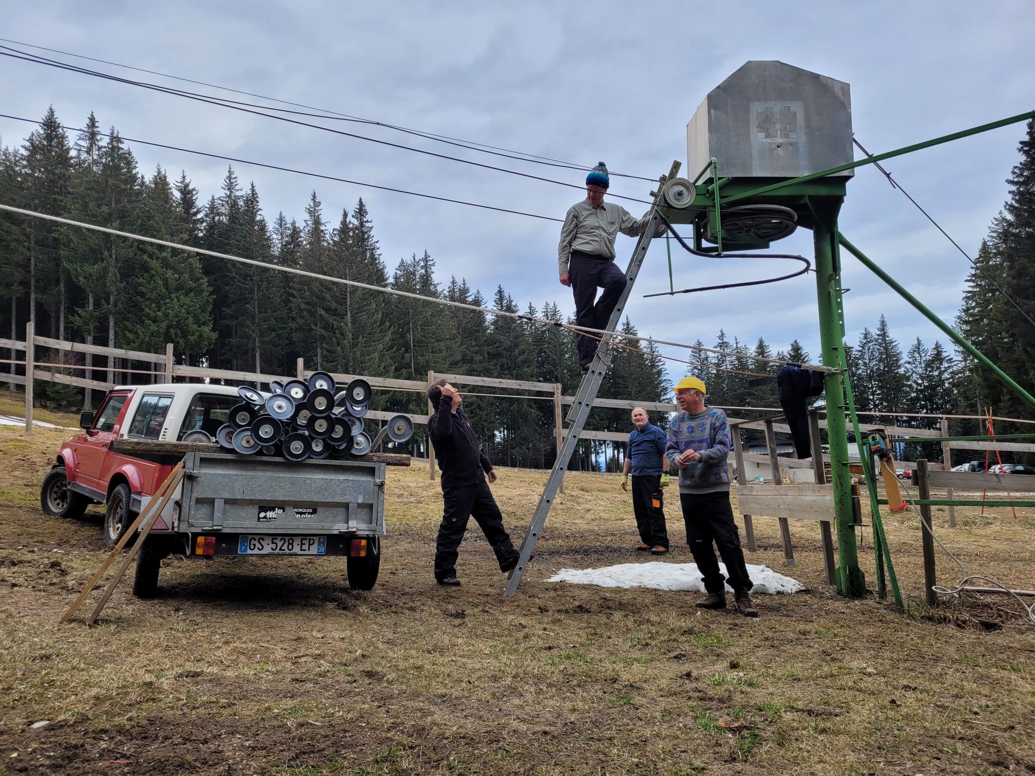 Remontage des perches des téléskis + fin mise en place station